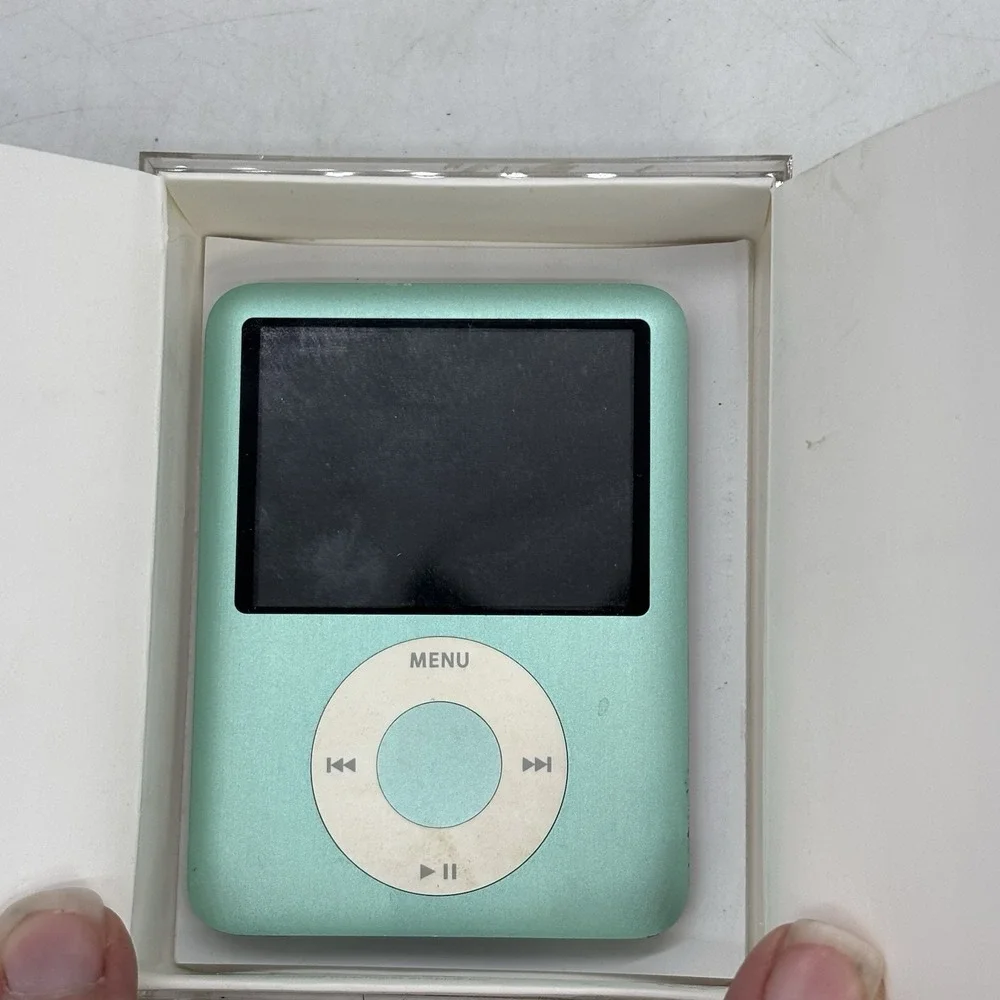 Apple iPod nano A1236 3rd Generation 8GB Media Player Teal Only Used
